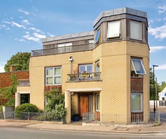 Flat Hampton Road in Greater London