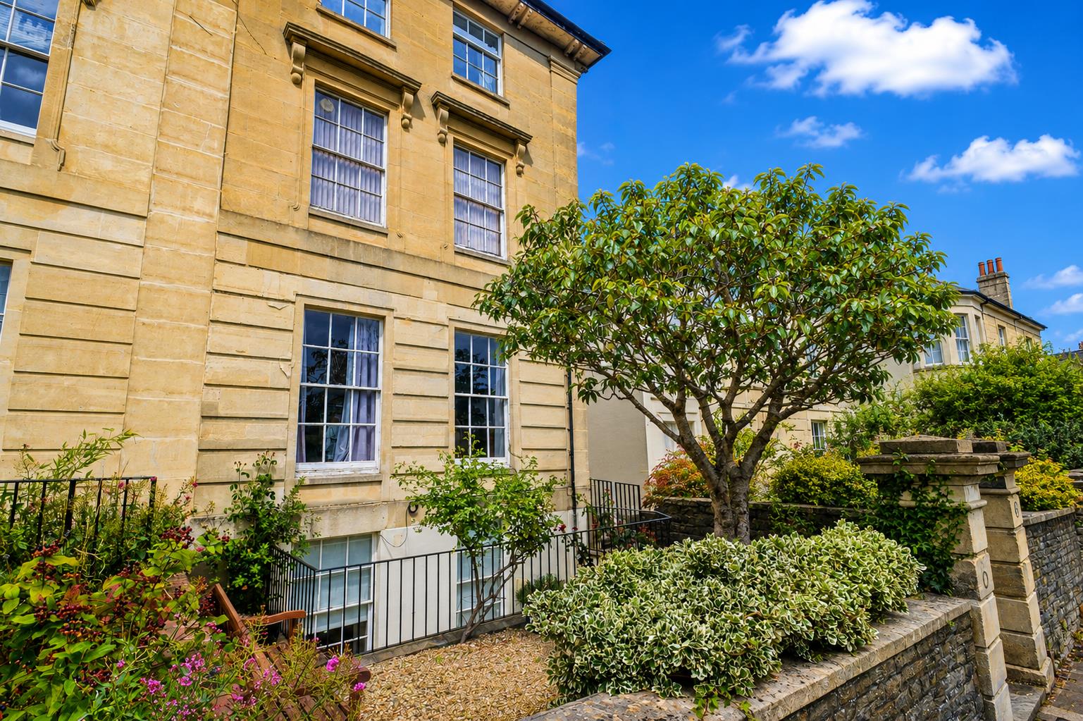 Flat Victoria Walk in Bristol