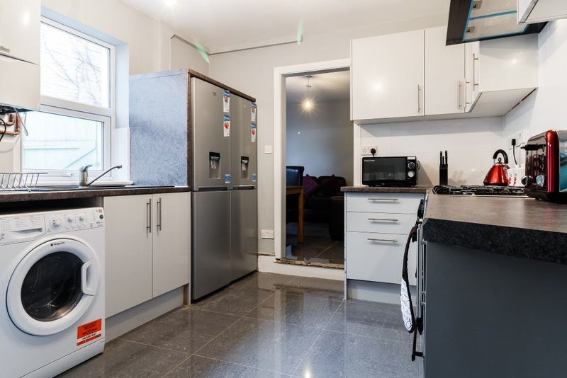 Room Henry Road in Slough