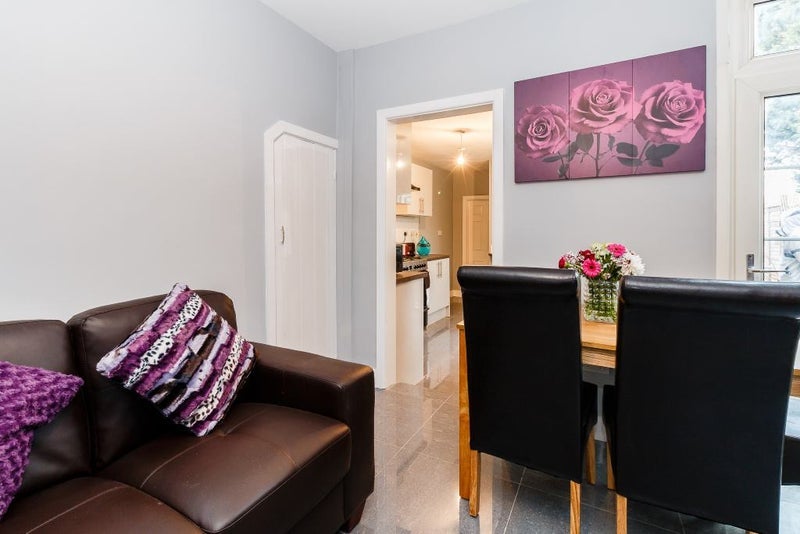Room Henry Road in Slough