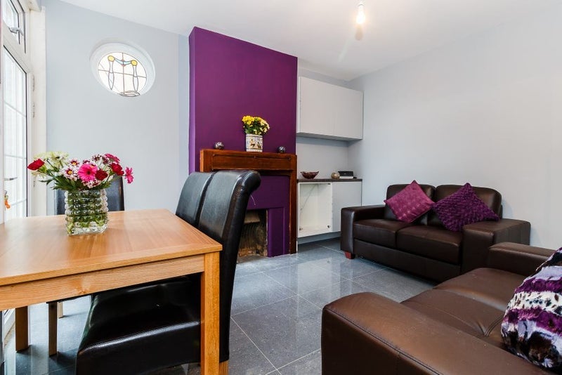 Room Henry Road in Slough