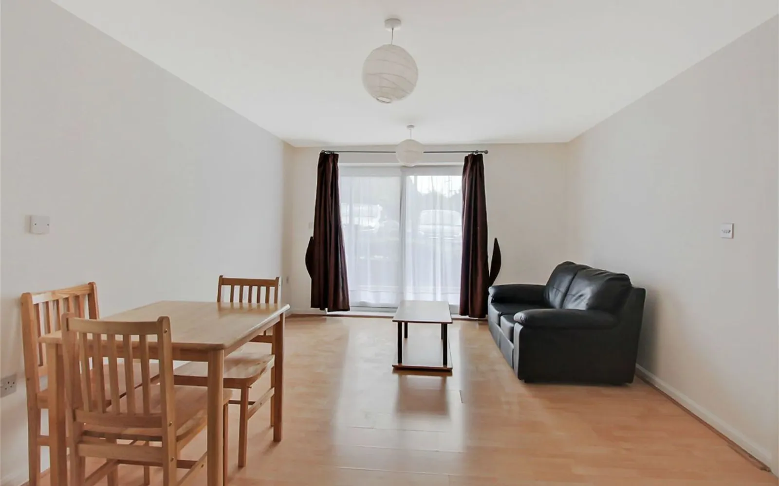 Flat Wellspring Crescent in Greater London