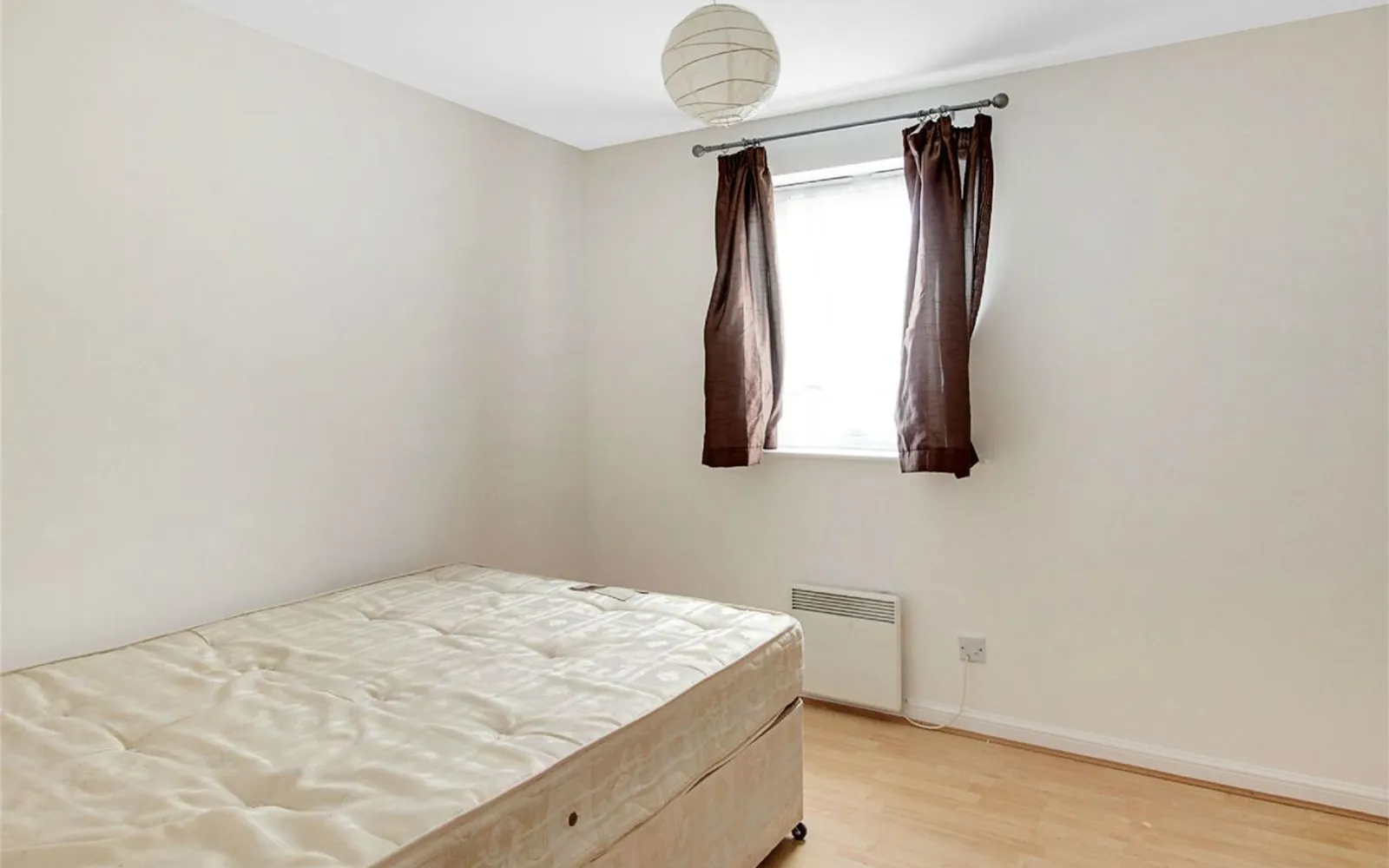 Flat Wellspring Crescent in Greater London