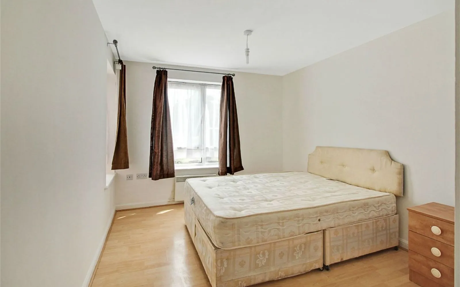 Flat Wellspring Crescent in Greater London