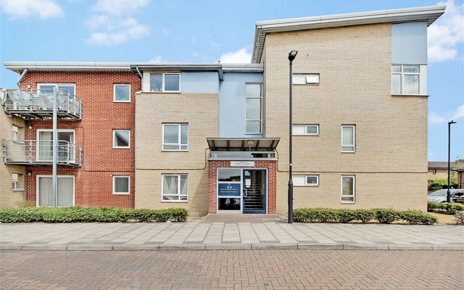 Flat Wellspring Crescent in Greater London
