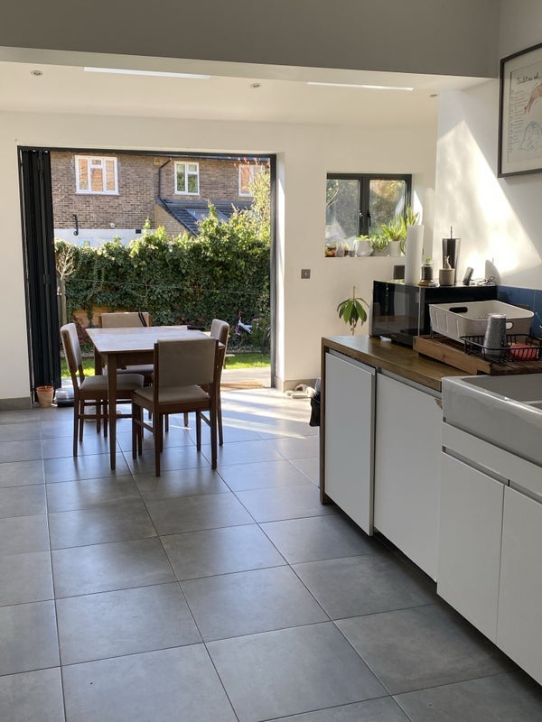 Room Swinburne Road in Greater London
