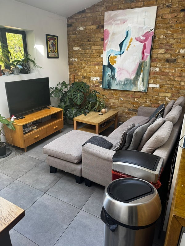 Room Swinburne Road in Greater London