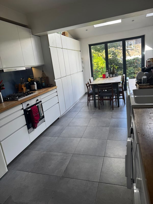 Room Swinburne Road in Greater London