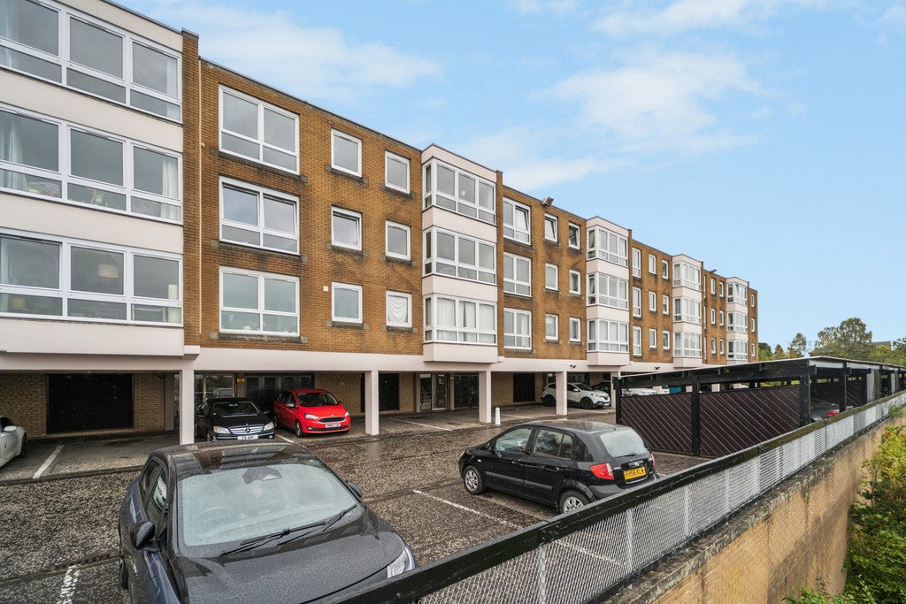 Flat Southbrae Drive in Glasgow