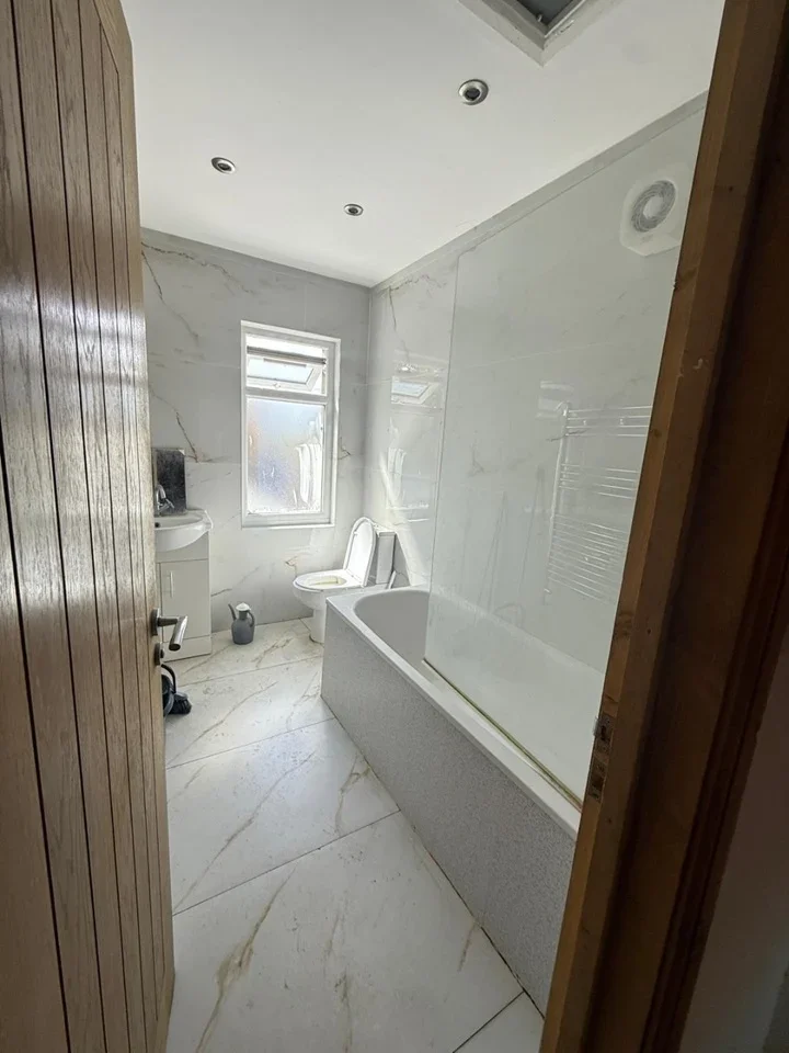 Room Wyvenhoe Road in Greater London