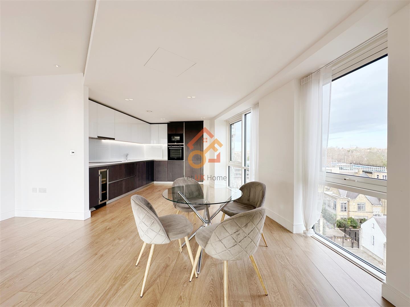 Flat New Broadway in Greater London