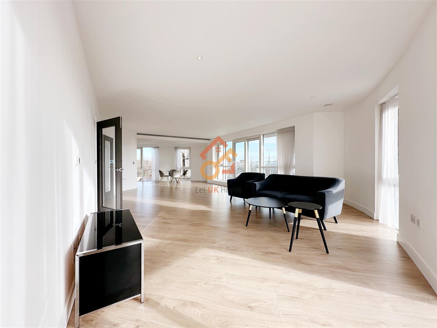 Flat New Broadway in Greater London