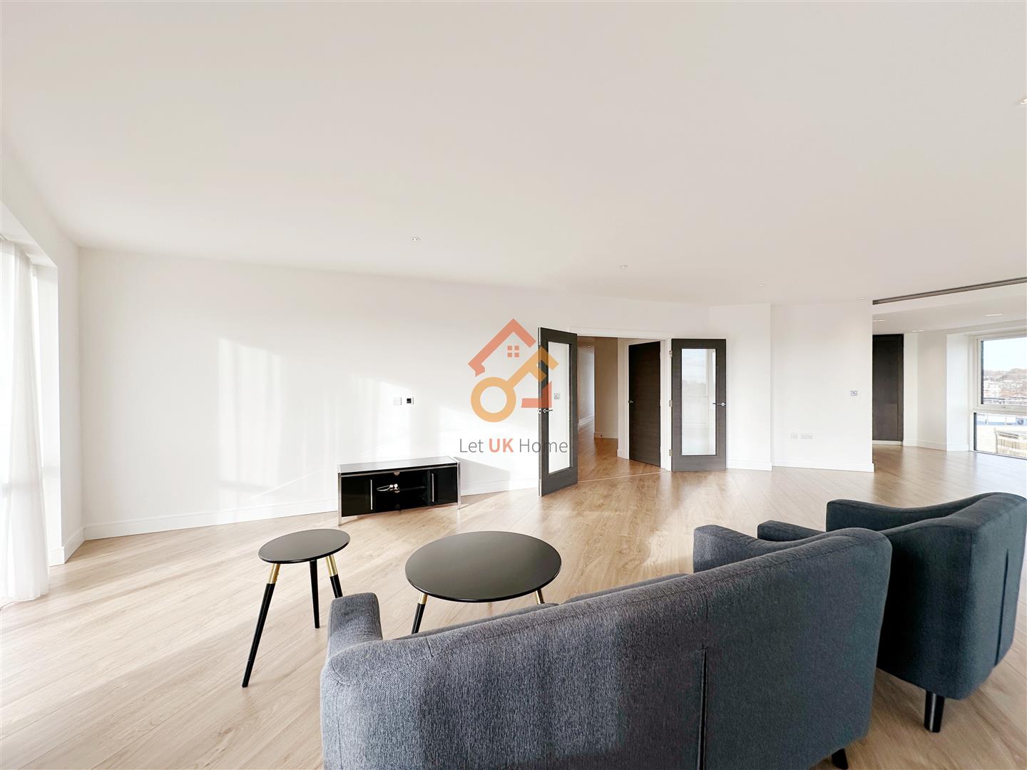 Flat New Broadway in Greater London