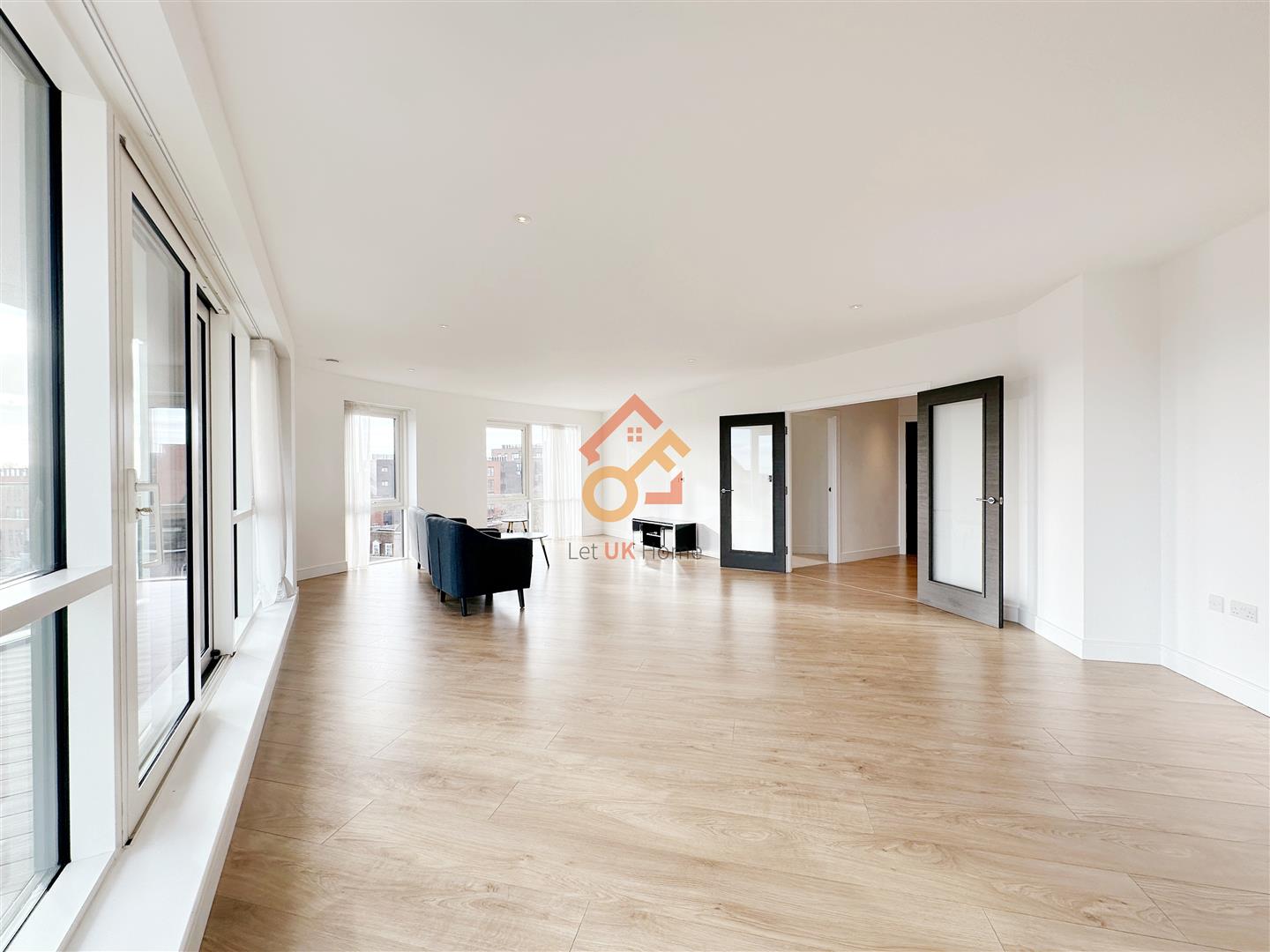 Flat New Broadway in Greater London