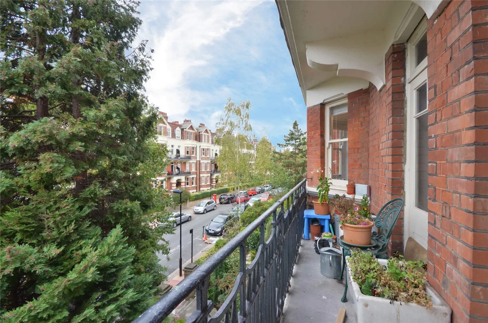 Flat Honeybourne Road in Greater London