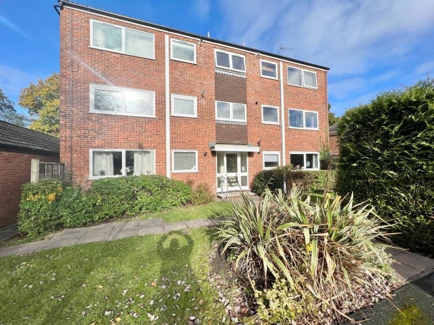Flat Frimley Green Road in Camberley