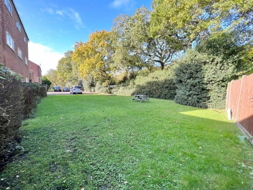 Flat Frimley Green Road in Camberley