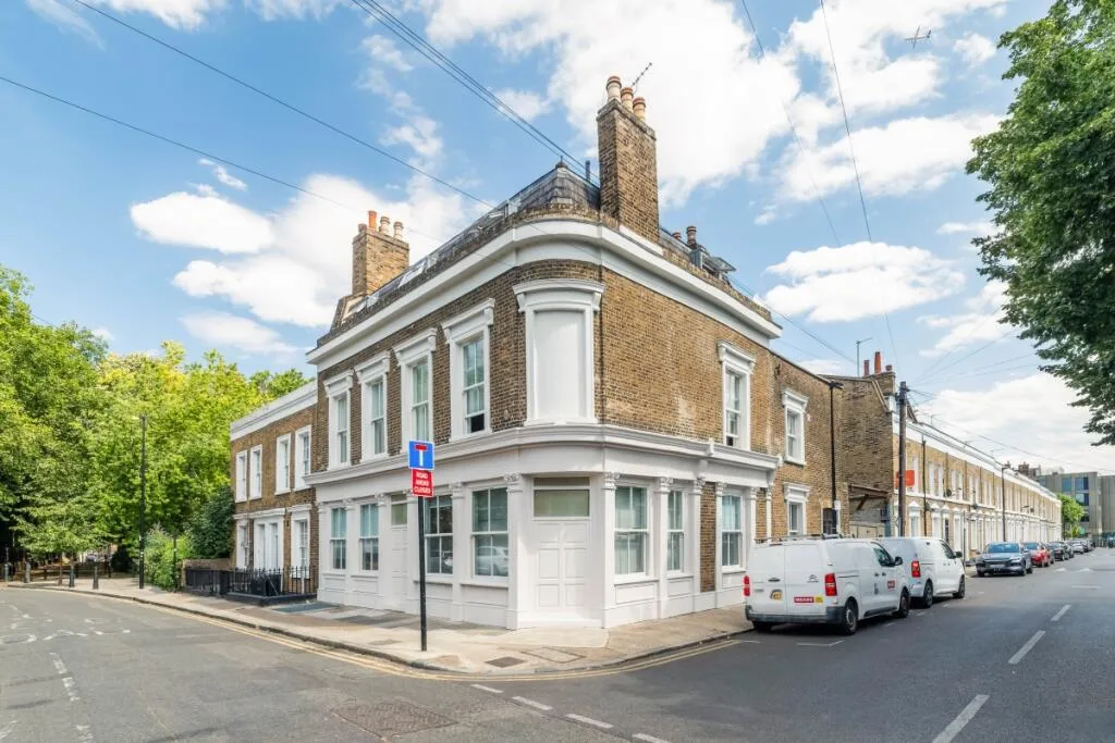 Flat White Horse Road in Greater London