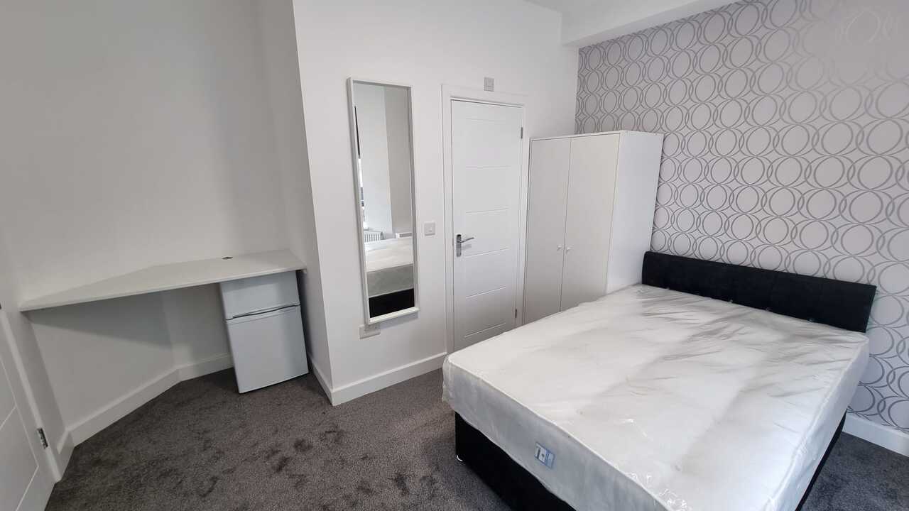 Room Ashburnham Road in Luton