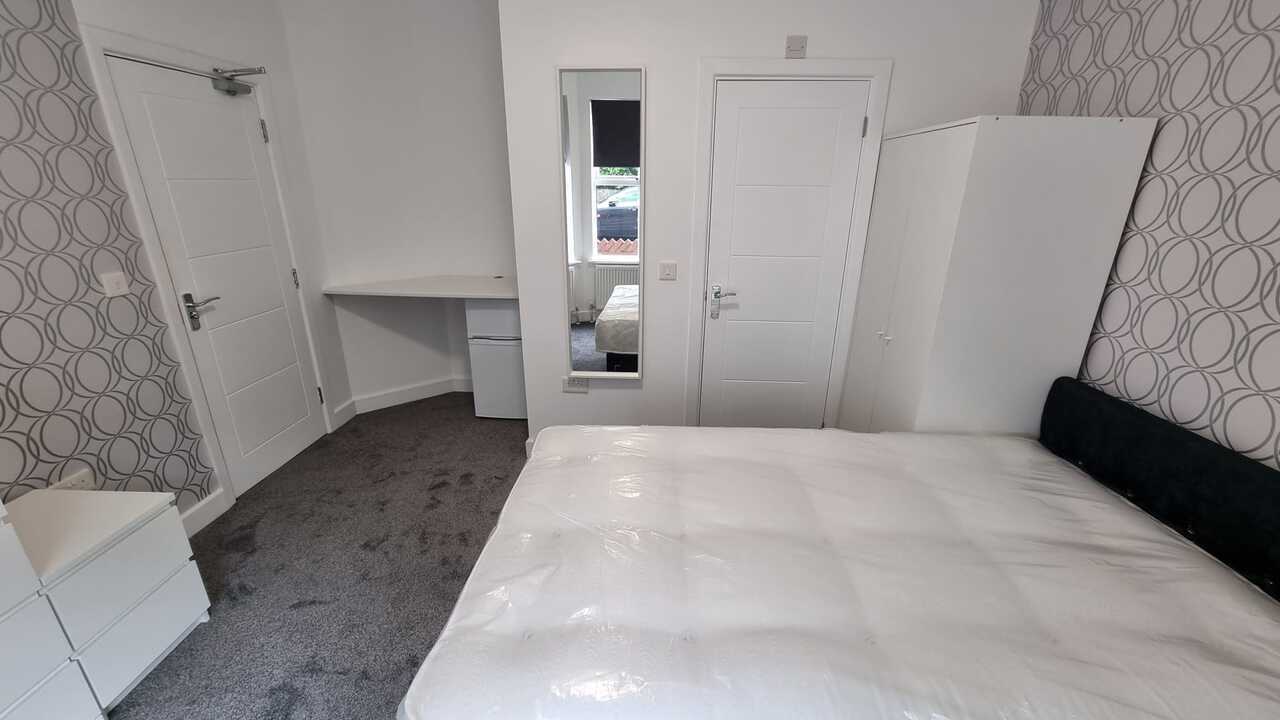 Room Ashburnham Road in Luton