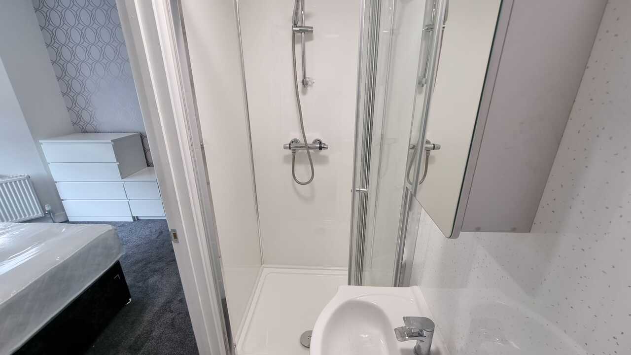 Room Ashburnham Road in Luton