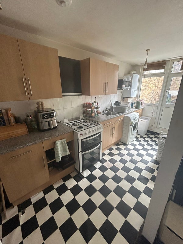 Flat Aytoun Road in Greater London