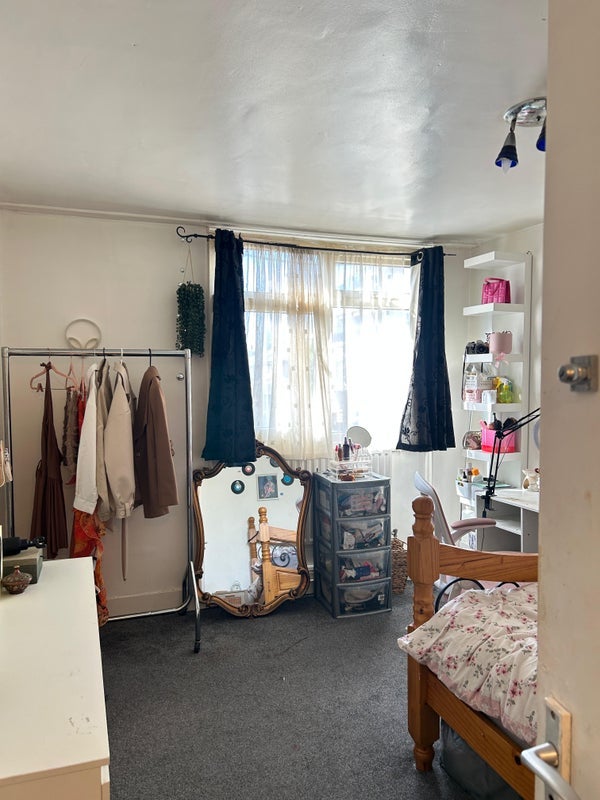Flat Aytoun Road in Greater London