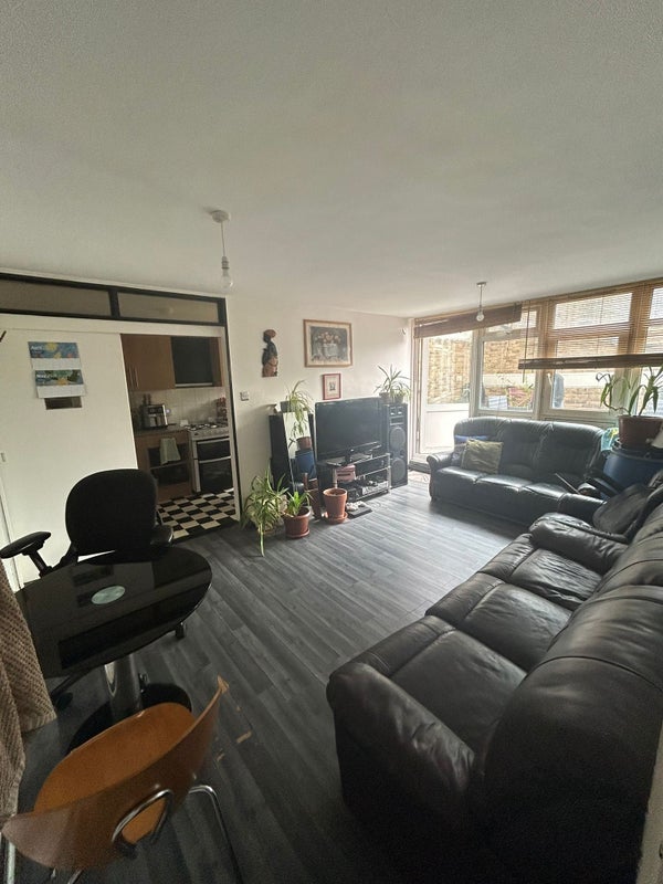 Flat Aytoun Road in Greater London