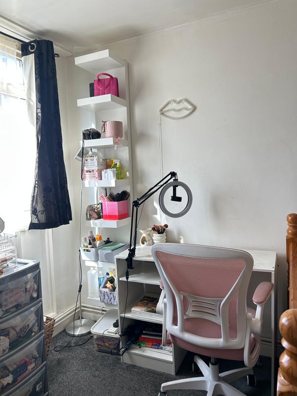 Flat Aytoun Road in Greater London