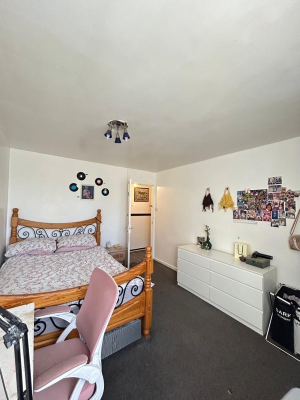 Flat Aytoun Road in Greater London