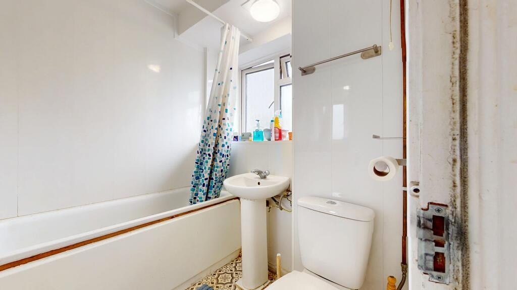 Room Finchley Road in Greater London