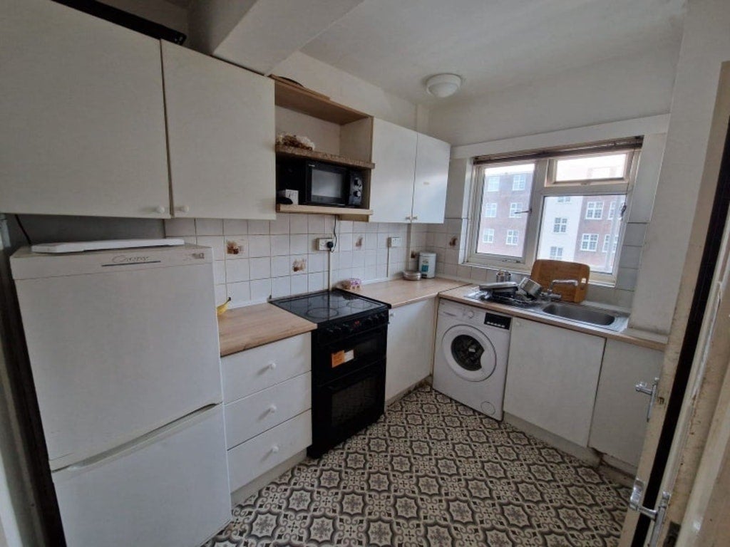 Room Finchley Road in Greater London