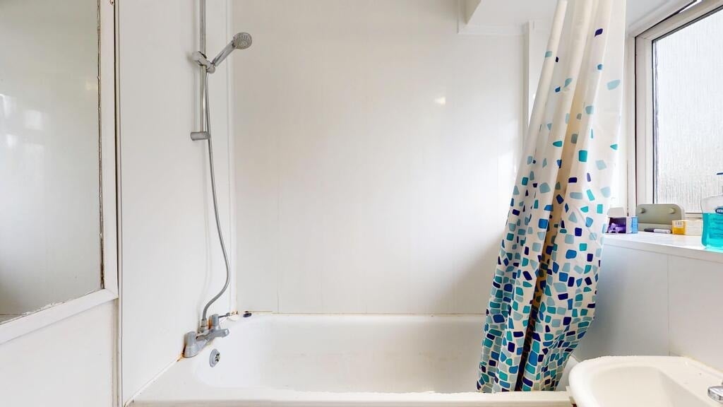 Room Finchley Road in Greater London