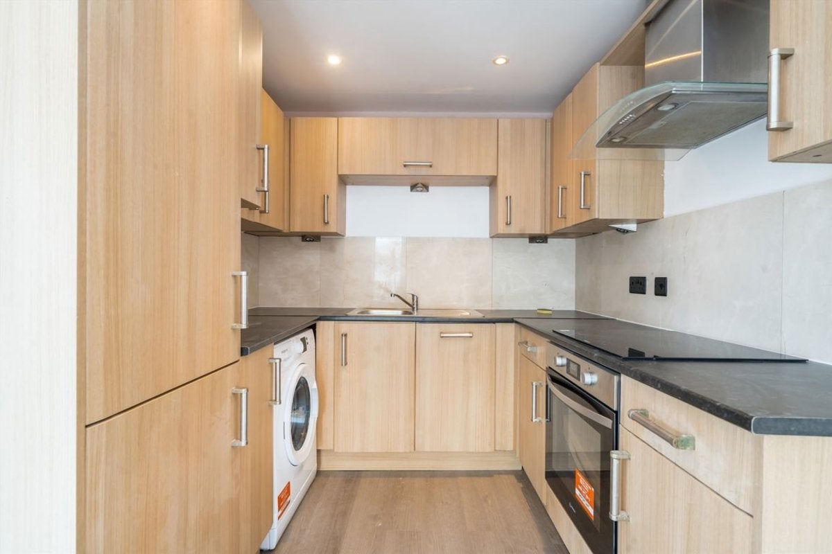 Flat Pelling Street in Greater London