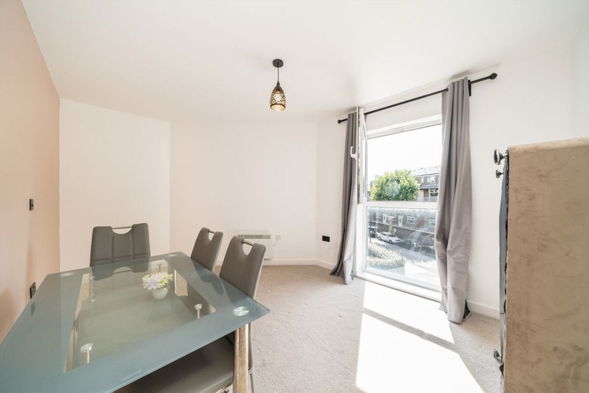 Flat Pelling Street in Greater London