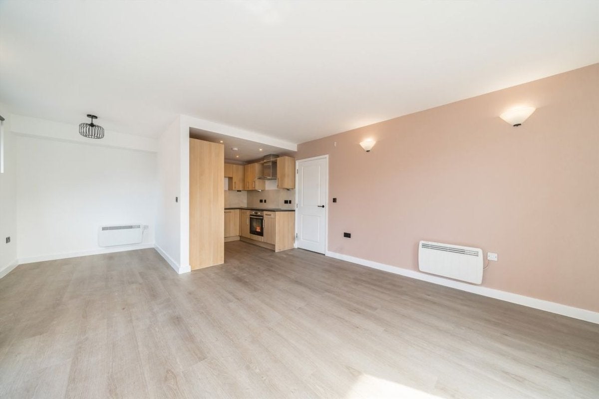 Flat Pelling Street in Greater London