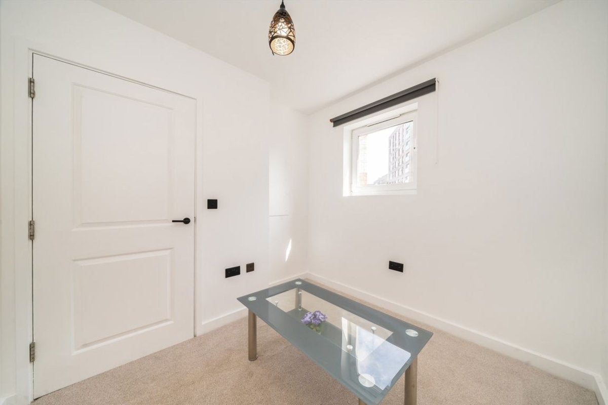 Flat Pelling Street in Greater London