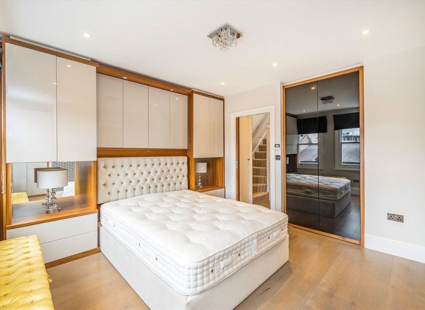 Flat Dawes Road in Greater London