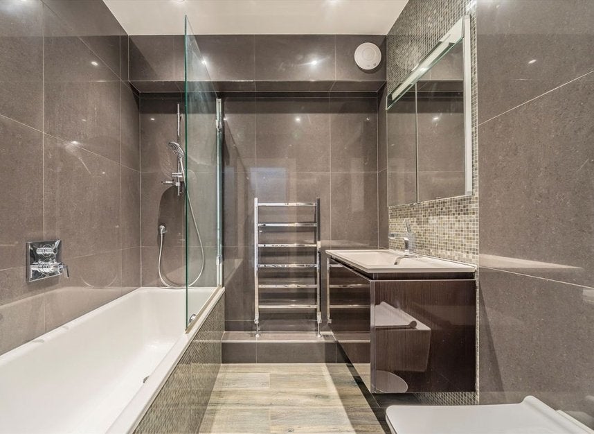 Flat Dawes Road in Greater London