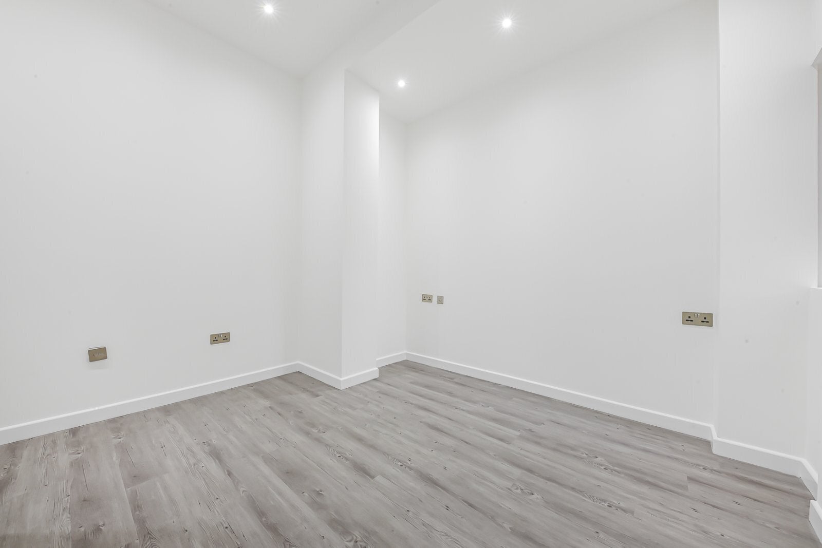 Flat Canfield Gardens in Greater London