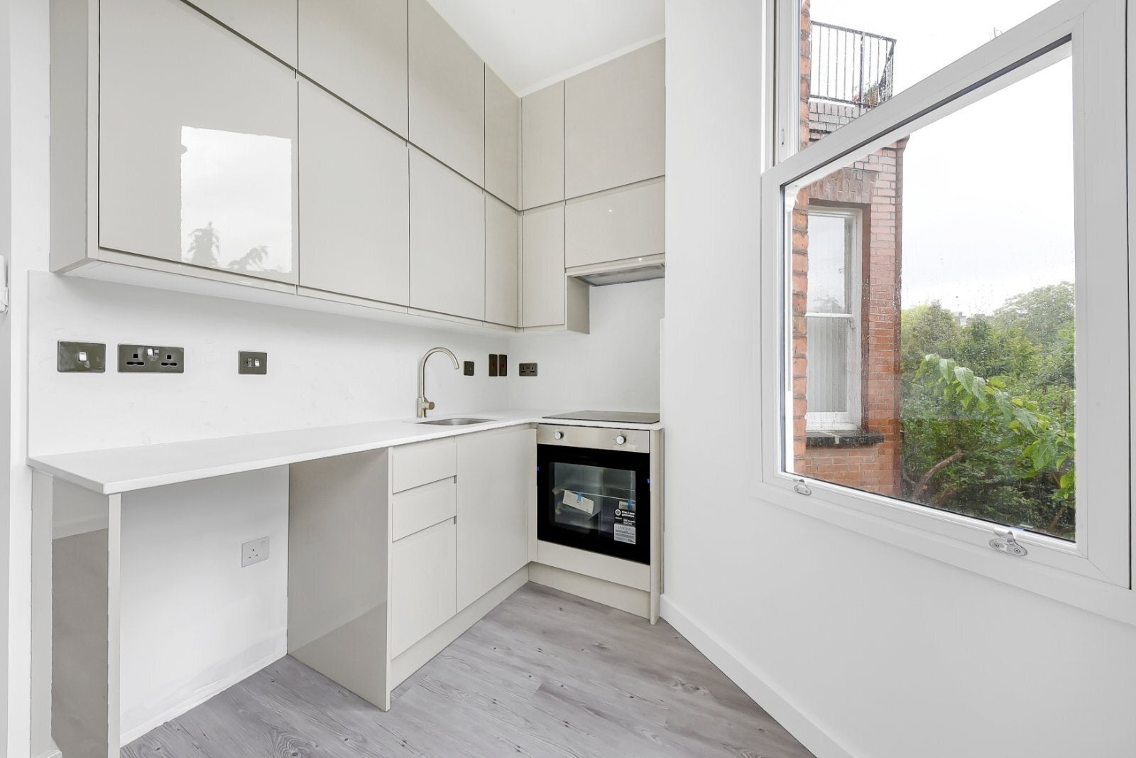 Flat Canfield Gardens in Greater London