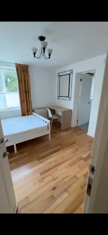 Room Lloyd George Avenue in Cardiff