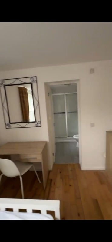 Room Lloyd George Avenue in Cardiff
