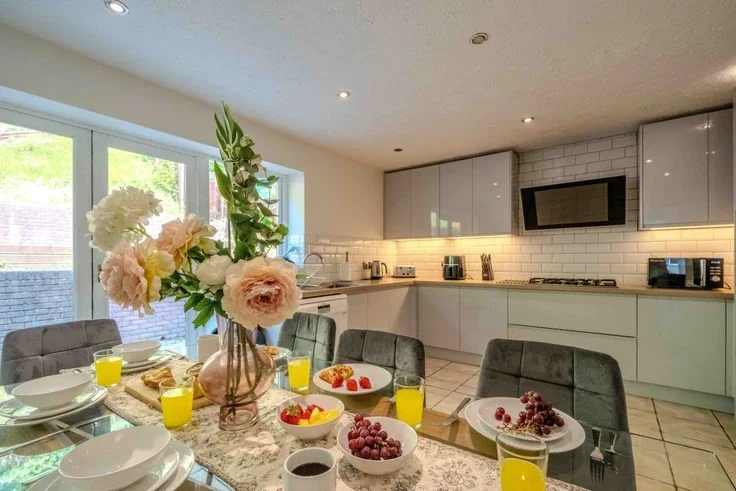 House Glanwern Rise in Newport