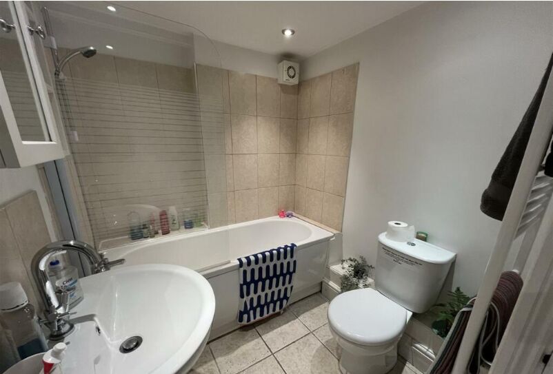 Flat Muirfield Close in Reading