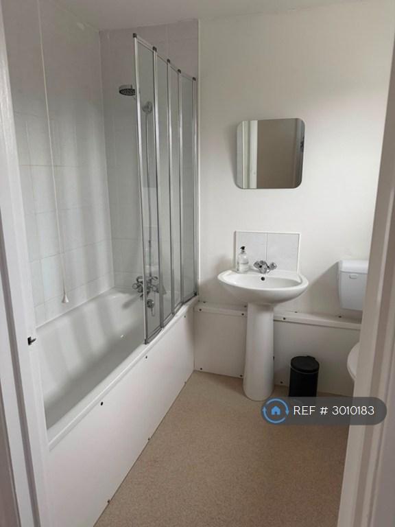 Flat Orchard Lane in Elmbridge
