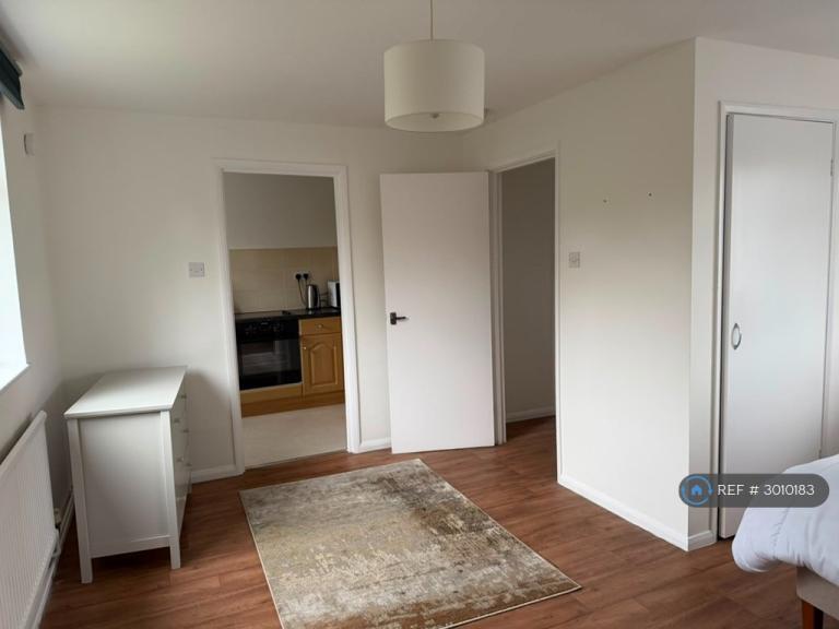 Flat Orchard Lane in Elmbridge