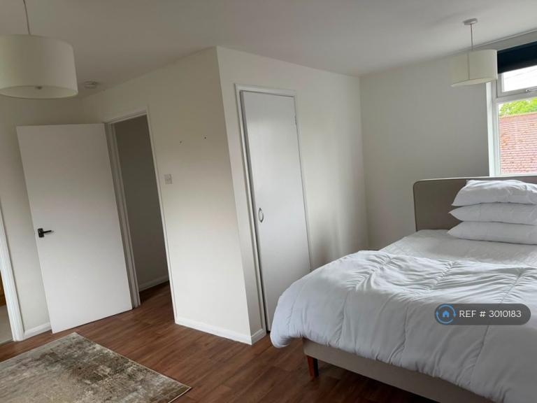 Flat Orchard Lane in Elmbridge