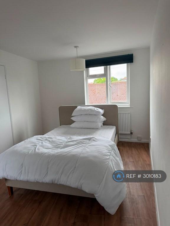 Flat Orchard Lane in Elmbridge