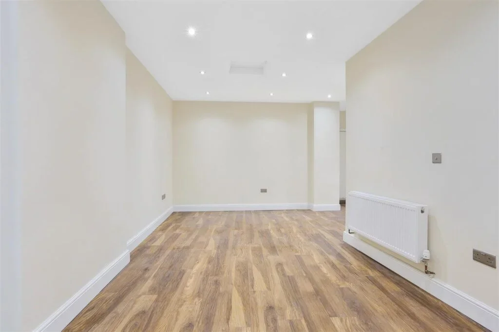 Flat Westmead Road in Greater London